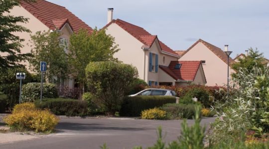 Elle change la serrure et squatte leur maison, 8 ans plus tard, cette famille attend toujours